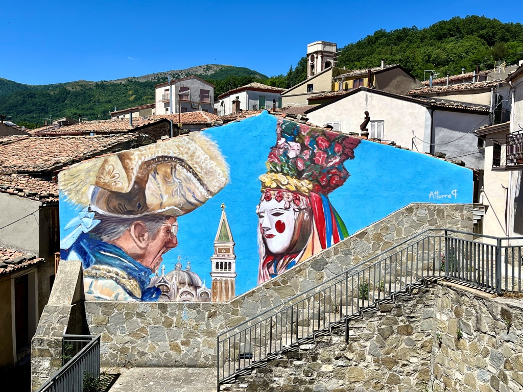 Alessandria del Carretto, la memoria si fa murale: OSA Festival trasforma il borgo del Pollino in un museo a cielo aperto